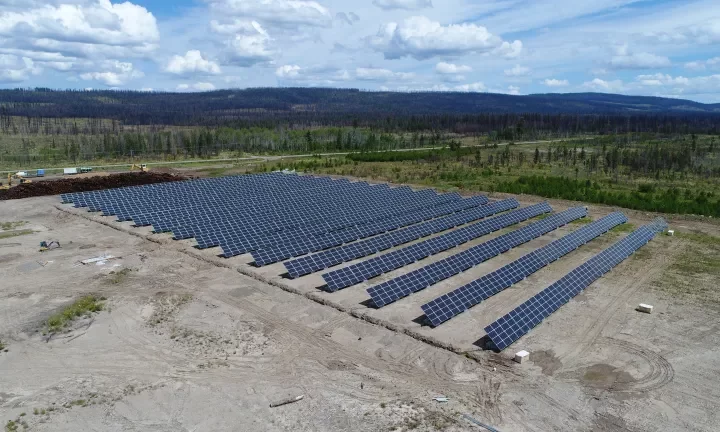 Tŝilhqot’in Nation turns former sawmill site into one of the largest solar farms in B.C.